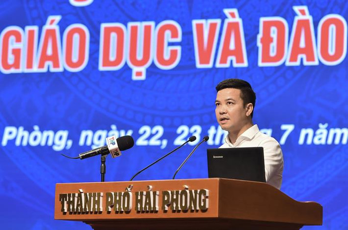 Chánh Văn phòng Trần Quang Nam trình bày báo cáo kết quả thực hiện nhiệm vụ năm học 2023-2024 (ảnh: Bộ Giáo dục và Đào tạo) 3.jpg