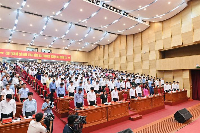 Trước khi diễn ra Hội nghị Giám đốc Sở Giáo dục và Đào tạo, các đại biểu dành một phút mặc niệm tưởng nhớ Tổng Bí thư Nguyễn Phú Trọng (ảnh: Bộ Giáo dục và Đào tạo) 1.jpg