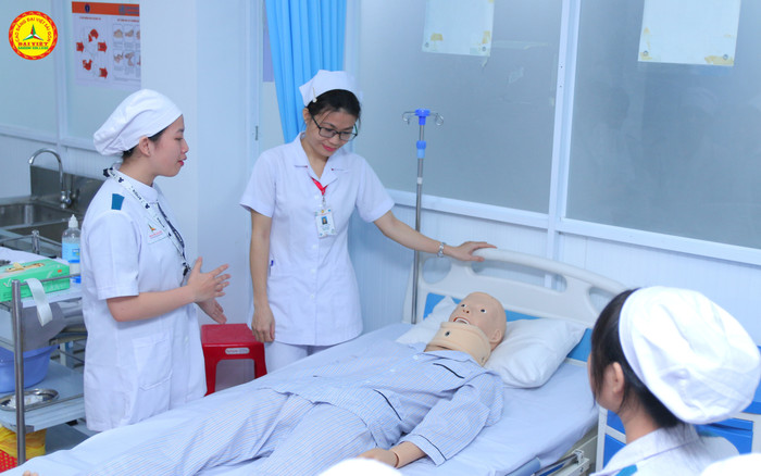 Y sĩ đa khoa đóng vai trò cực kỳ quan trọng trong việc cung cấp chăm sóc sức khỏe cơ bản và phòng ngừa bệnh tật. (ảnh: sinh viên Trường Cao đẳng Đại Việt Sài Gòn) 1.jpg