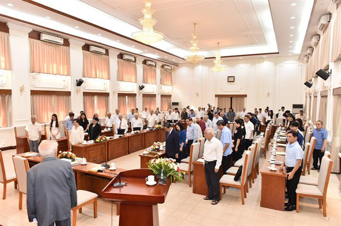 Trước khi diễn ra hội thảo, các đại biểu dành một phút mặc niệm tưởng nhớ Tổng Bí thư Nguyễn Phú Trọng 1.jpg
