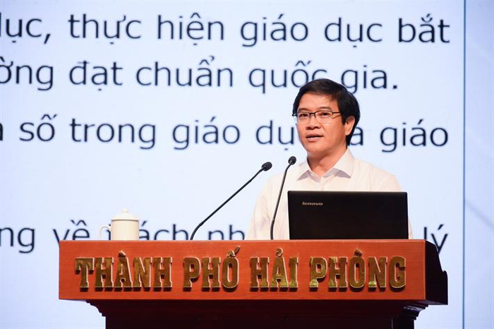 Vụ trưởng Vụ Giáo dục Tiểu học Thái Văn Tài báo cáo tại hội nghị 2.jpg