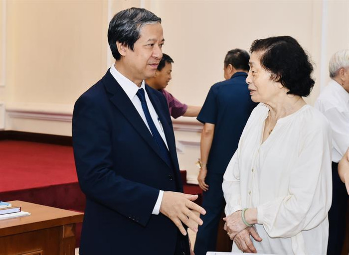 Bộ trưởng Nguyễn Kim Sơn thăm hỏi, trò chuyện với Phó giáo sư, Tiến sĩ Hoàng Anh - phu nhân Giáo sư Phạm Minh Hạc tại hội thảo 3.jpg