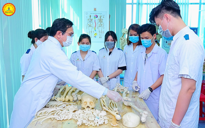 Chương trình Y sỹ đa khoa của Trường Cao đẳng Đại Việt Sài Gòn tập trung đến 70% thời lượng học thực hành, và xây dựng phẩm chất đạo đức tốt cho từng sinh viên, với thời gian đào tạo chỉ từ 2,5 đến 3 năm. 3.jpg