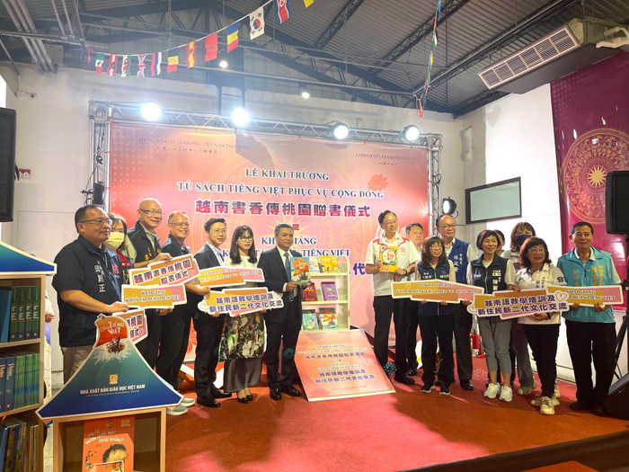Đại diện Văn phòng Kinh tế – Văn hoá Việt Nam tại Đài Bắc và Chính quyền Thành phố Đào Viên khai trương Tủ sách tiếng Việt và khai mạc Khoá tập huấn 24.07.04_Thong tin BC (3).jpg