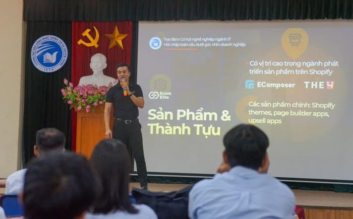 Diễn giả Phạm Trọng Khang – CEO Công ty Trách nhiệm hữu hạn Công nghệ EcomElite, cựu sinh viên Khoá 10 , Trường Đại học Công nghệ Thông tin và Truyền thông, Đại học Thái Nguyên chia sẻ tại tọa đàm. 0.jpg