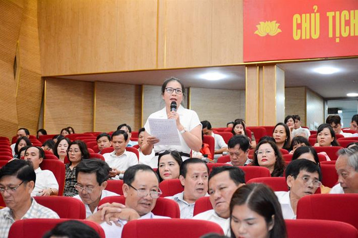 Đại diện các Sở Giáo dục và Đào tạo trao đổi tại hội nghị 3.jpg