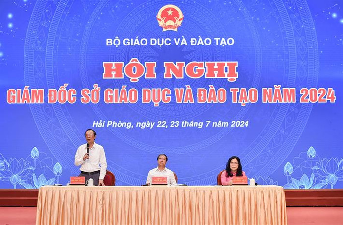 Bộ trưởng Nguyễn Kim Sơn, Thứ trưởng Phạm Ngọc Thưởng, Thứ trưởng Nguyễn Thị Kim Chi chủ trì phần thảo luận tại hội nghị (ảnh: Bộ Giáo dục và Đào tạo) 6.jpg