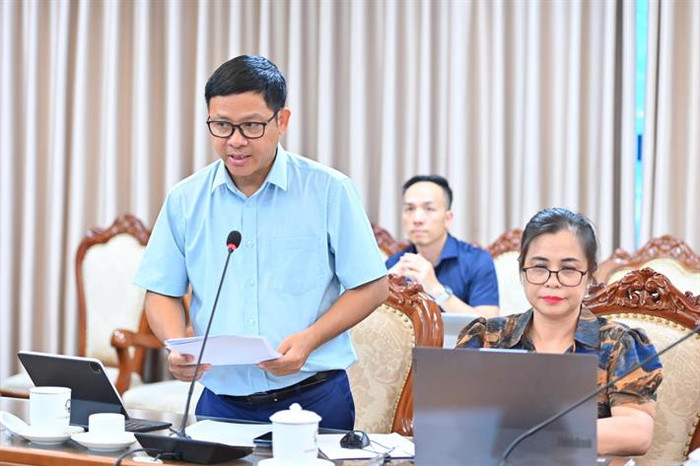 Cục trưởng Cục Công nghệ thông tin Nguyễn Sơn Hải trình bày báo cáo công tác chuyển đổi số 6 tháng đầu năm 2024 (Ảnh: Bộ Giáo dục và Đào tạo) 2.jpg