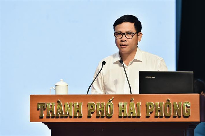 Cục trưởng Cục Công nghệ thông tin Nguyễn Sơn Hải báo cáo về công tác chuyển đổi số giáo dục (ảnh: Bộ Giáo dục và Đào tạo) 5.jpg