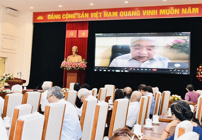 Do tuổi cao, Giáo sư, Viện sĩ, Nhà giáo nhân dân Phạm Minh Hạc tham dự hội thảo theo hình thức trực tuyến 2.jpg