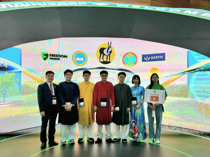 Đoàn học sinh Việt Nam mang áo dài truyền thống Việt Nam đến với Kỳ thi Olympic Sinh học quốc tế 514FC842-9C6C-4671-B21A-1E337417CAEF.jpeg