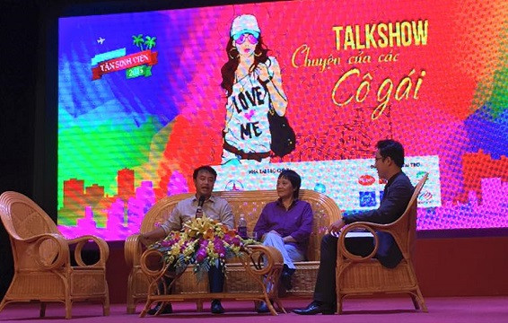 Tiến sỹ khoa học Đoàn Hương (áo tím) có buổi talkshow cùng các bạn sinh viên về chủ đề “Chuyện của các cô gái” (Ảnh: Thùy Linh) Tiến sỹ khoa học Đoàn Hương (áo tím) có buổi talkshow cùng các bạn sinh viên về chủ đề “Chuyện của các cô gái” (Ảnh: Thùy Linh)