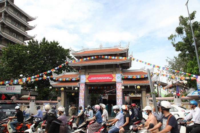 Hàng nghìn người dự Pháp hội Đức Pháp Vương tại chùa Vĩnh Nghiêm ảnh 5 Hàng nghìn người dự Pháp hội Đức Pháp Vương tại chùa Vĩnh Nghiêm ảnh 5