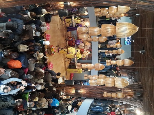 Du khách quốc tế thưởng thức chương trình nghệ thuật trong sự kiện Ngày Quốc gia Việt Nam tại triển lãm tại Expo Milan 2015 (Ảnh: Hùng Hòa) Du khách quốc tế thưởng thức chương trình nghệ thuật trong sự kiện Ngày Quốc gia Việt Nam tại triển lãm tại Expo Milan 2015 (Ảnh: Hùng Hòa)