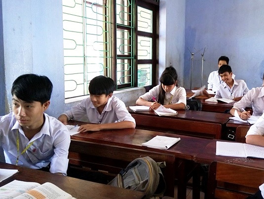 Cô học trò nghèo phải bỏ học đi ở đợ đã quay lại trường ảnh 4 Cô học trò nghèo phải bỏ học đi ở đợ đã quay lại trường ảnh 4