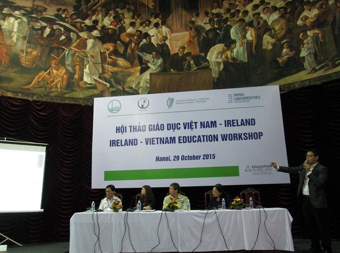 PGS.TS Lê Anh Vinh trong bài trình bày về “Đổi mới giáo dục Đại học góc nhìn quan hệ hợp tác giữa Đại học và doanh nghiệp” (Ảnh: Thùy Linh) PGS.TS Lê Anh Vinh trong bài trình bày về “Đổi mới giáo dục Đại học góc nhìn quan hệ hợp tác giữa Đại học và doanh nghiệp” (Ảnh: Thùy Linh)
