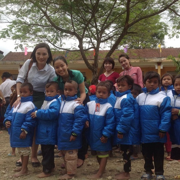 Trao quà cho người Rục, và bản Lòm Quảng Bình (Ảnh: Lê Phạm)