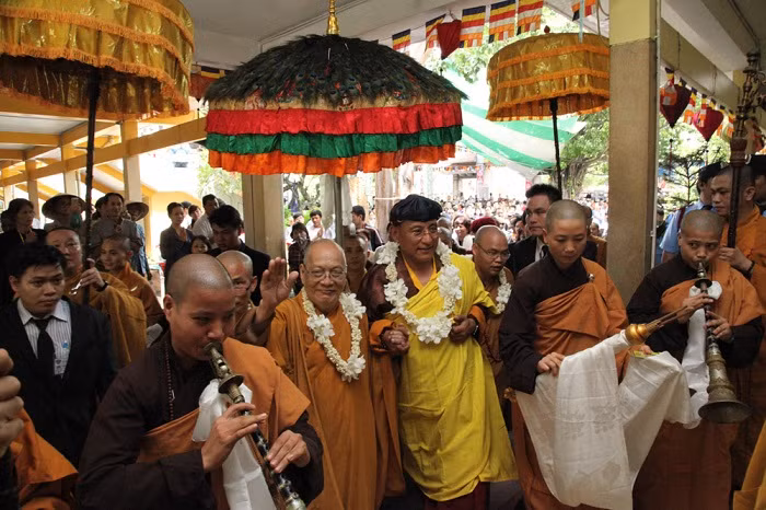 Chư Đại đức Tăng ni cung đón Đức Pháp Vương Drupa tại chùa