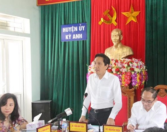 Thứ trưởng Bộ nội vụ Trần Anh Tuấn - Nên có chính sách ưu tiên trong quá trình tuyển dụng cho 214 giáo viên tại huyện Kỳ Anh. Thứ trưởng Bộ nội vụ Trần Anh Tuấn - Nên có chính sách ưu tiên trong quá trình tuyển dụng cho 214 giáo viên tại huyện Kỳ Anh.