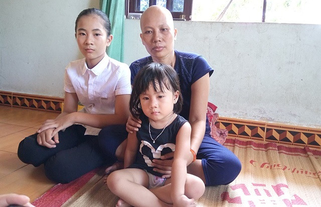 Chị Hà cùng hai đứa con gái của mình (Ảnh: Thủy Phan) Chị Hà cùng hai đứa con gái của mình (Ảnh: Thủy Phan)