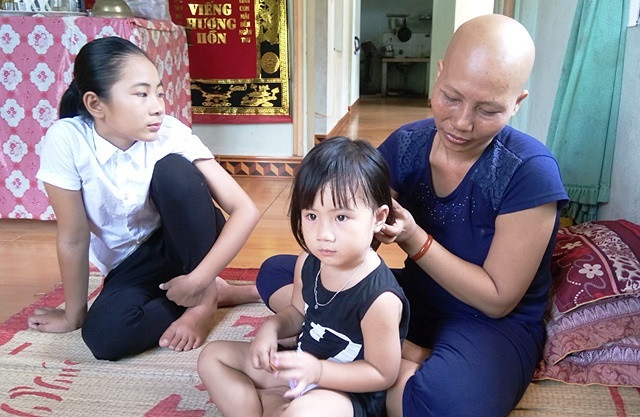 Đứa con gái út 3 tuổi luôn bên cạnh mẹ động viên mẹ cố gắng vượt qua bệnh tật (Ảnh: Thủy Phan) Đứa con gái út 3 tuổi luôn bên cạnh mẹ động viên mẹ cố gắng vượt qua bệnh tật (Ảnh: Thủy Phan)