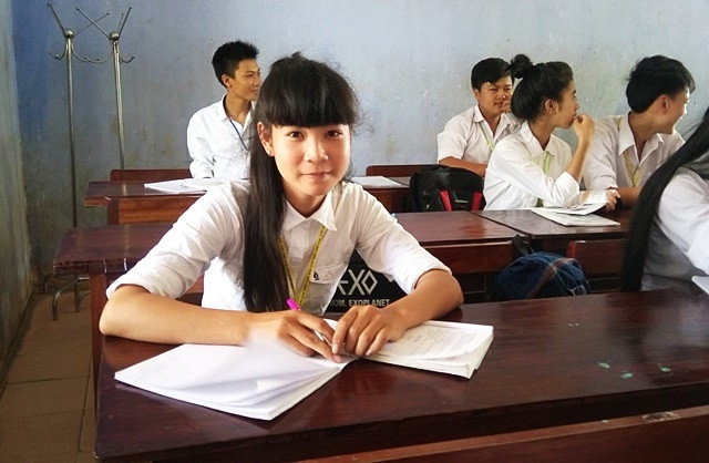 Cô học trò nghèo phải bỏ học đi ở đợ đã quay lại trường ảnh 1 Cô học trò nghèo phải bỏ học đi ở đợ đã quay lại trường ảnh 1