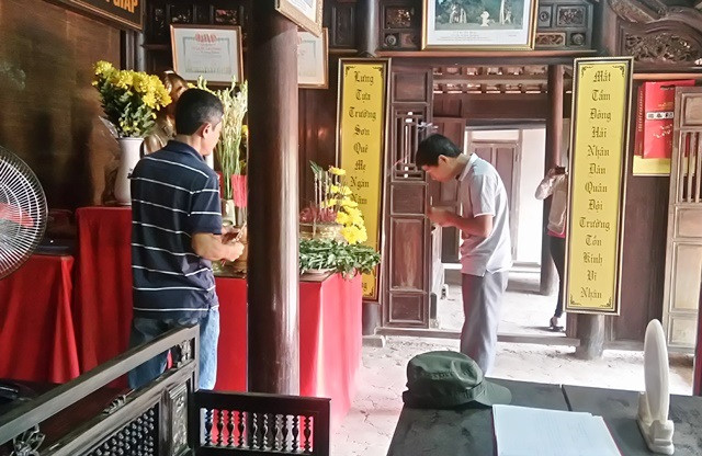 Nhiều người đến dâng hương tại nhà lưu niệm Đại tướng Võ Nguyên Giáp (Ảnh: Thủy Phan)