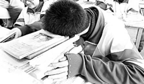 Môn nào cũng bắt học thuộc như thế thì “chết” con còn gì? (Ảnh: vnexpress.net) Môn nào cũng bắt học thuộc như thế thì “chết” con còn gì? (Ảnh: vnexpress.net)