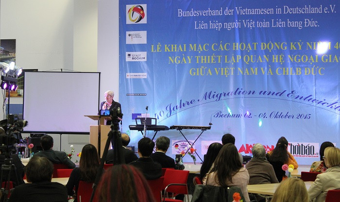 Phó Thị trưởng thành phố Bochum - Bà Erika Stahl Phó Thị trưởng thành phố Bochum - Bà Erika Stahl