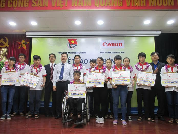 Trao 25 suất học bổng chắp cánh nhân tài năm học 2015-2016 ảnh 2