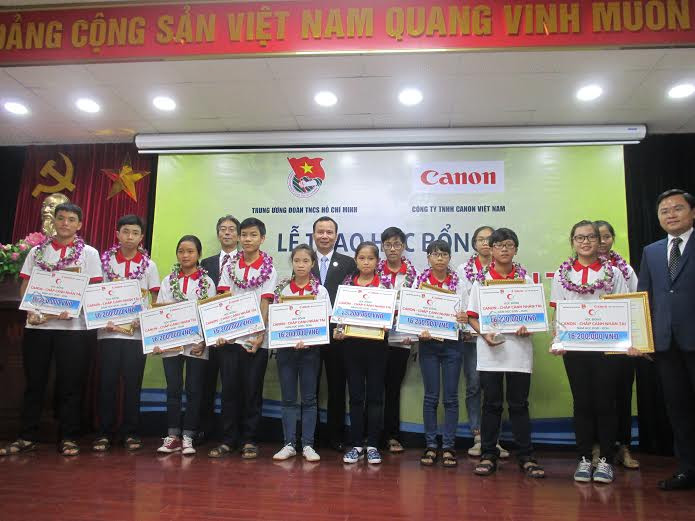 Trao 25 suất học bổng chắp cánh nhân tài năm học 2015-2016 ảnh 1