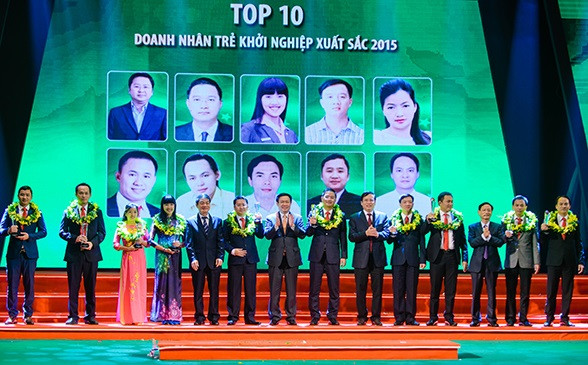 Ông Vương Đình Huệ, Trưởng Ban Kinh tế T.Ư (thứ 7 từ trái sang) trao danh hiệu cho Top 10 doanh nhân trẻ khởi nghiệp xuất sắc (Ảnh: Thanh Liêm) Ông Vương Đình Huệ, Trưởng Ban Kinh tế T.Ư (thứ 7 từ trái sang) trao danh hiệu cho Top 10 doanh nhân trẻ khởi nghiệp xuất sắc (Ảnh: Thanh Liêm)
