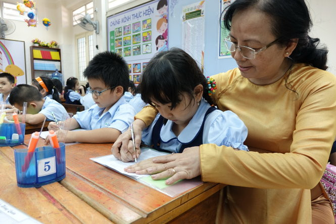 Một người thầy viết đẹp, viết đúng bao giờ cũng dễ chiếm được thiện cảm với học trò. (Ảnh: tuoitre.vn) Một người thầy viết đẹp, viết đúng bao giờ cũng dễ chiếm được thiện cảm với học trò. (Ảnh: tuoitre.vn)