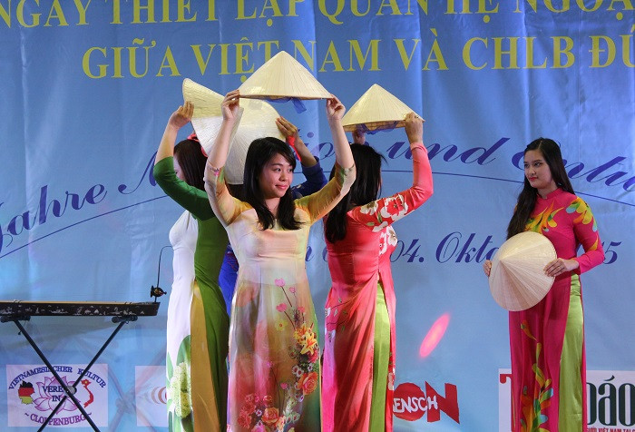 Kiều bào ta tổ chức chào mừng 40 năm quan hệ ngoại giao Việt – Đức ảnh 4 Kiều bào ta tổ chức chào mừng 40 năm quan hệ ngoại giao Việt – Đức ảnh 4