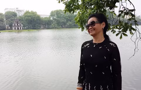 Khánh Ly bên Hồ Gươm.