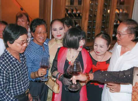 Thẩm Thúy Hằng áo đen khoác khăn đỏ nhận được sự quan tâm của bạn bè.