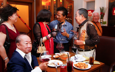 Chế Linh cụm ly với Thẩm Thúy Hằng.