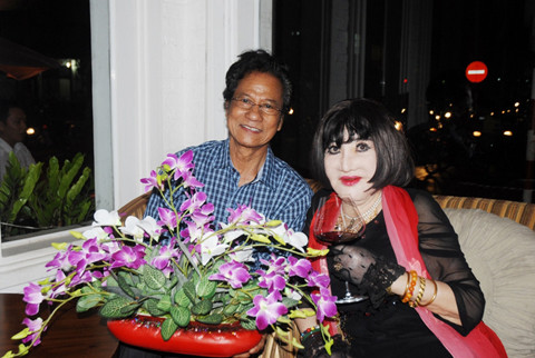 Chế Linh bên Thẩm Thúy Hằng