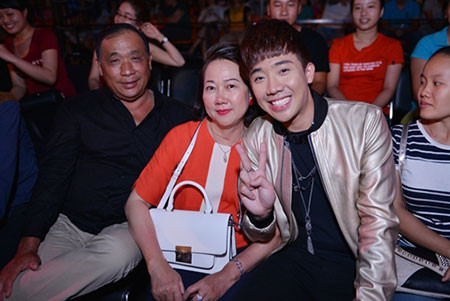 Nhờ bố mẹ động viên, Trấn Thành đã nhanh chóng lấy lại thăng bằng sau chuyện buồn tình cảm. Nhờ bố mẹ động viên, Trấn Thành đã nhanh chóng lấy lại thăng bằng sau chuyện buồn tình cảm.