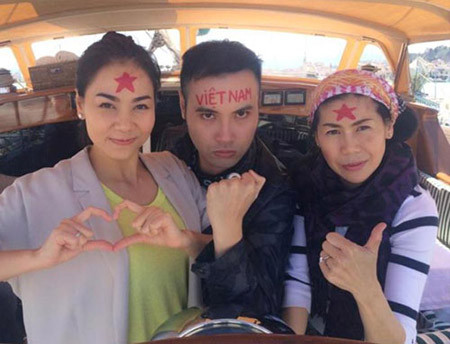 Trước đó, trên trang cá nhân, ca sĩ Thu Minh cũng đăng tải hình ảnh nêu cao tinh thần dân tộc. Nữ ca sĩ chia sẻ thông điệp: “Đi đâu cũng không bằng nhà mình. Mình vẫn đang hồi hộp chờ đợi và theo dõi tình hình. Cầu mong trong ấm ngoài êm…”.