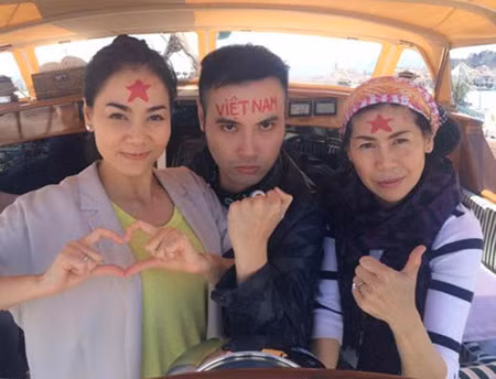 Trước đó, trên trang cá nhân, ca sĩ Thu Minh cũng đăng tải hình ảnh nêu cao tinh thần dân tộc. Nữ ca sĩ chia sẻ thông điệp: “Đi đâu cũng không bằng nhà mình. Mình vẫn đang hồi hộp chờ đợi và theo dõi tình hình. Cầu mong trong ấm ngoài êm…”.