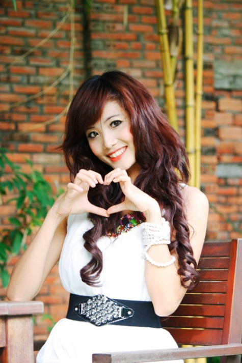 Hồ Thị Tường Vy còn “ẵm” thêm giải thưởng Ứng xử hay nhất, và được GS.TSKH Trần Ngọc Thêm – Trưởng Ban giám khảo cuộc thi – đặc biệt khen tặng về câu trả lời của mình.