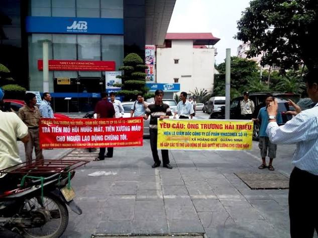 Sáng 22/8 tại Tòa nhà Tổng Công ty Vinaconex gần 30 lao động đã căng băng rồn yêu cầu ông Trương Hải Triều - Giám đốc Công ty Vinaconex 15 trả nợ tiền lương cho người lao động. Sáng 22/8 tại Tòa nhà Tổng Công ty Vinaconex gần 30 lao động đã căng băng rồn yêu cầu ông Trương Hải Triều - Giám đốc Công ty Vinaconex 15 trả nợ tiền lương cho người lao động.