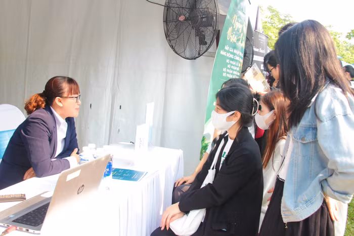 Sinh viên hào hứng khi các nhà tuyển dụng chia sẻ về tiêu chí, yêu cầu năng lực, khả năng phát triển khi ứng tuyển vào các vị trí việc làm. Ảnh: AN Sinh viên hào hứng khi các nhà tuyển dụng chia sẻ về tiêu chí, yêu cầu năng lực, khả năng phát triển khi ứng tuyển vào các vị trí việc làm. Ảnh: AN
