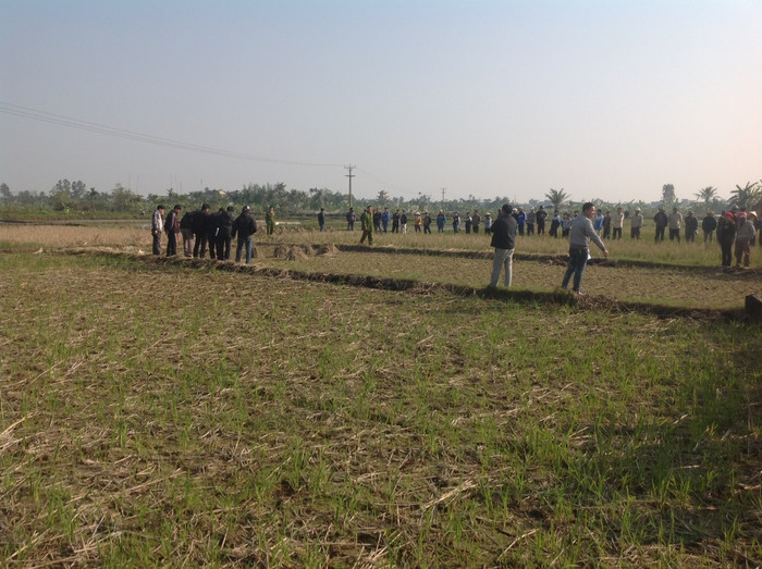 Rất nhiều người dân hiếu kì kéo đến xem Rất nhiều người dân hiếu kì kéo đến xem