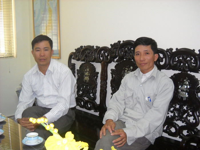 hai giảng viên phải đi xách vữa, tưới cây... hai giảng viên phải đi xách vữa, tưới cây...