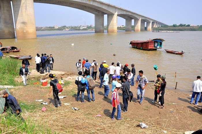 Người dan đến rất đông để theo dõi đoàn tìm kiếm Người dan đến rất đông để theo dõi đoàn tìm kiếm