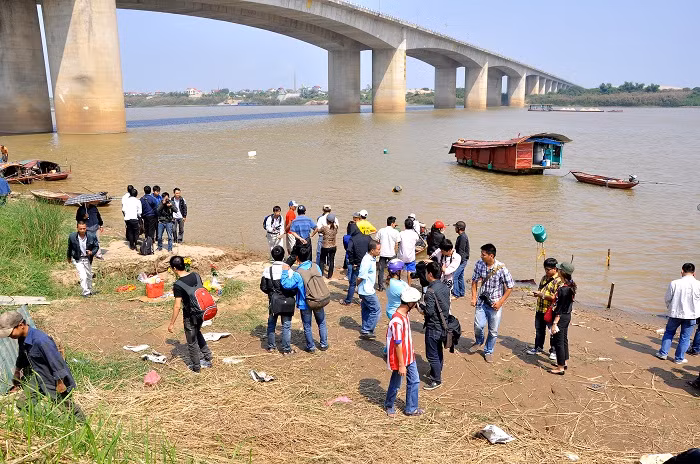 Người dan đến rất đông để theo dõi đoàn tìm kiếm