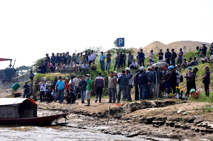 Dù trời nắng rất gay gắt nhưng hhu vực trên bờ đông kín người nhà và người dân đang đợi tin từ các thợ lặn. Dù trời nắng rất gay gắt nhưng hhu vực trên bờ đông kín người nhà và người dân đang đợi tin từ các thợ lặn.