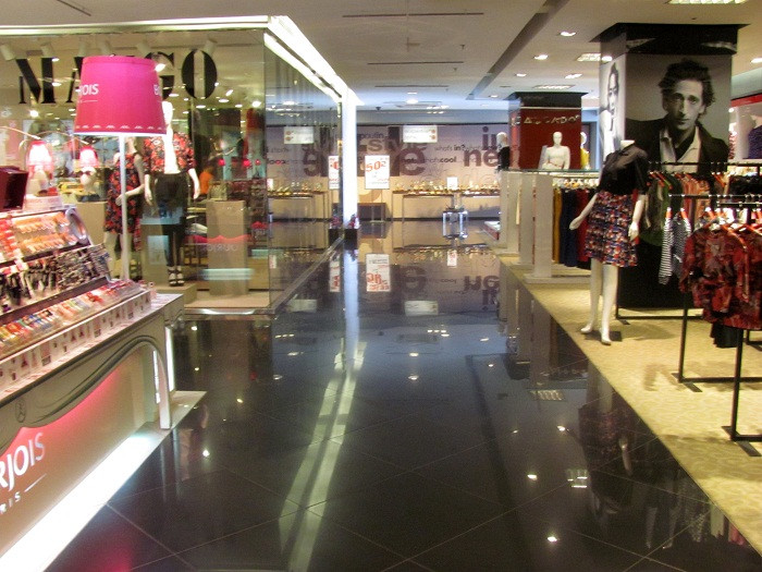 Những lối đi trong TTTM Parkson Thái Hà vắng bóng khách hàng.